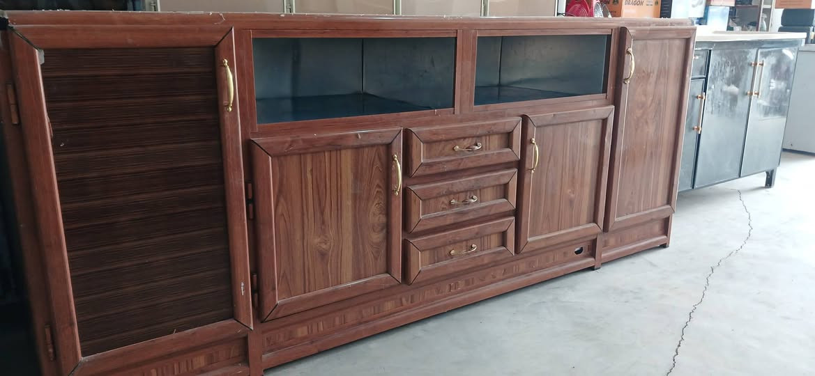 بوفيه المنيوم حطاطه مستخدمه نظافه فول قياس مترين ونص / العنوان بيجي شارع المصرف مقابل مدرسة الفضيله للبنات /للاستفسار /*********** /***********
