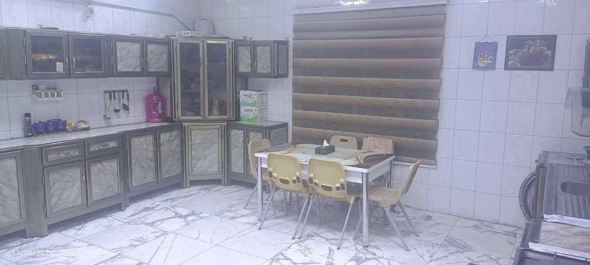 بيت للأيجار مؤثث كامل جيب ملابسك وسكن فقط..... المساحة
 250 م طابقين 4 غرف نوم مجهز اثاث كامل
 *********** مكتب المحنه 
اي استفسار راسل الصفحة او اتصال
