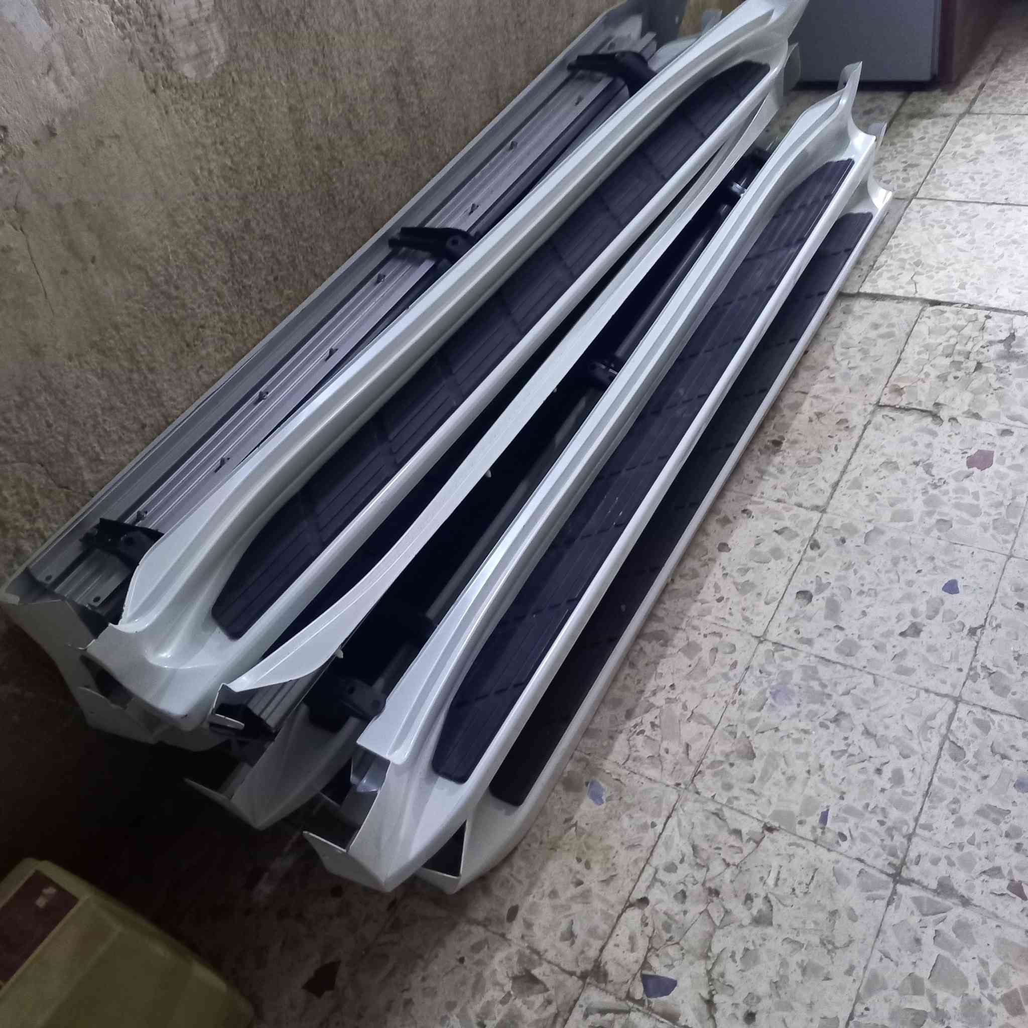 السلام عليكم عندي دوسات لاندكروز للبيع مكاني بغداد رقم الهاتف ***********
