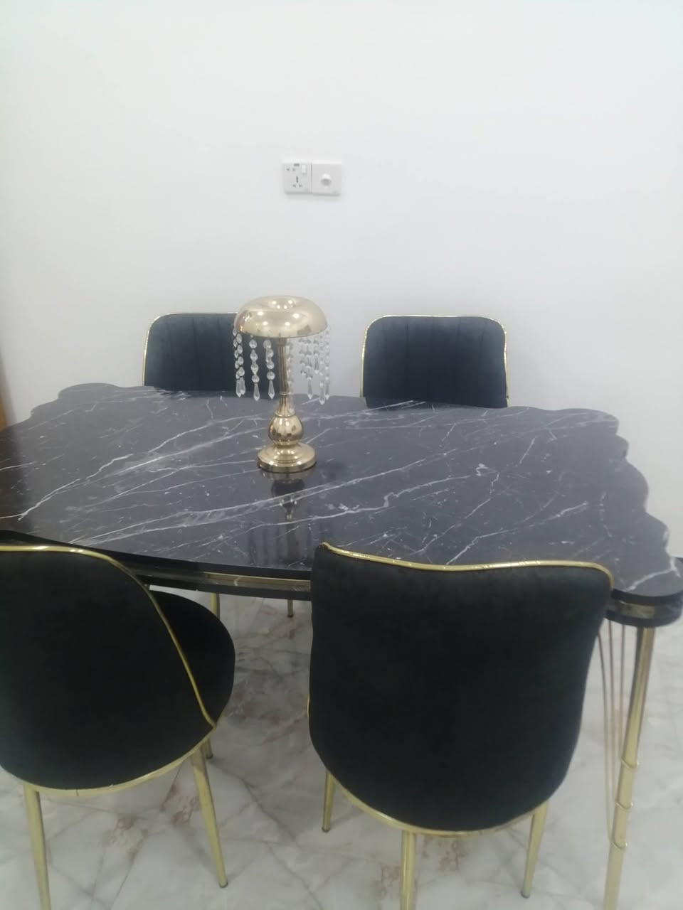 ميز طعام للبيع مع اربع كراسي سعر مناسب البيع بسبب عدم توفر المساحه السعر ١٧٥ مع مجال ت ***********
