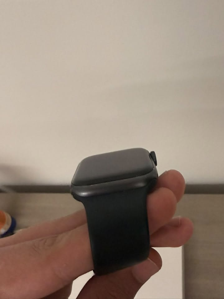 سلام عليكم ساعه ابل جيل الجامس⌚️
حجم: 44
نسبه البطارية🔋84 
الساعه نضيف مثل مموضح بالصور 
 الساعه كامل ملحقات كارتون وشاحنه اصليه 
والسير اصلي مو كوبي❗️ 
لمعرفة السعر واتساب 👇🏼
رقم الهاتف: *********** 
ويوجد توصيل 🚚 جميع محافظات العراق
