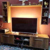 ميز بلازما كامل مع ملحقاتة رفوف جانبية 2 ورف اعلى 1  الميز قياس 180 ال...