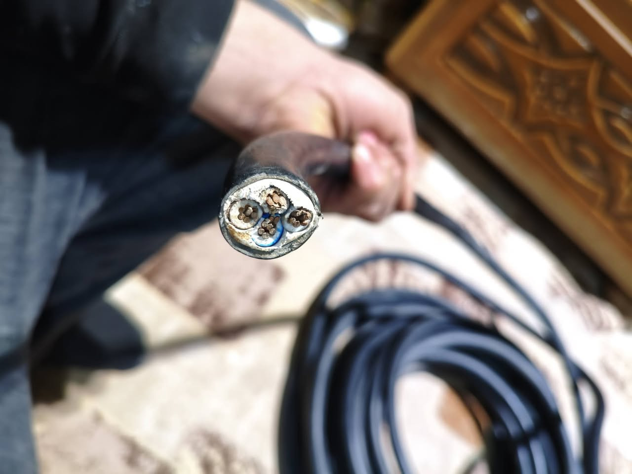 سلام عليكم ورحمه الله وبركاته كيبل جديد  4×16
24متر سعر المتر 10الف مكاني نجف 
***********
