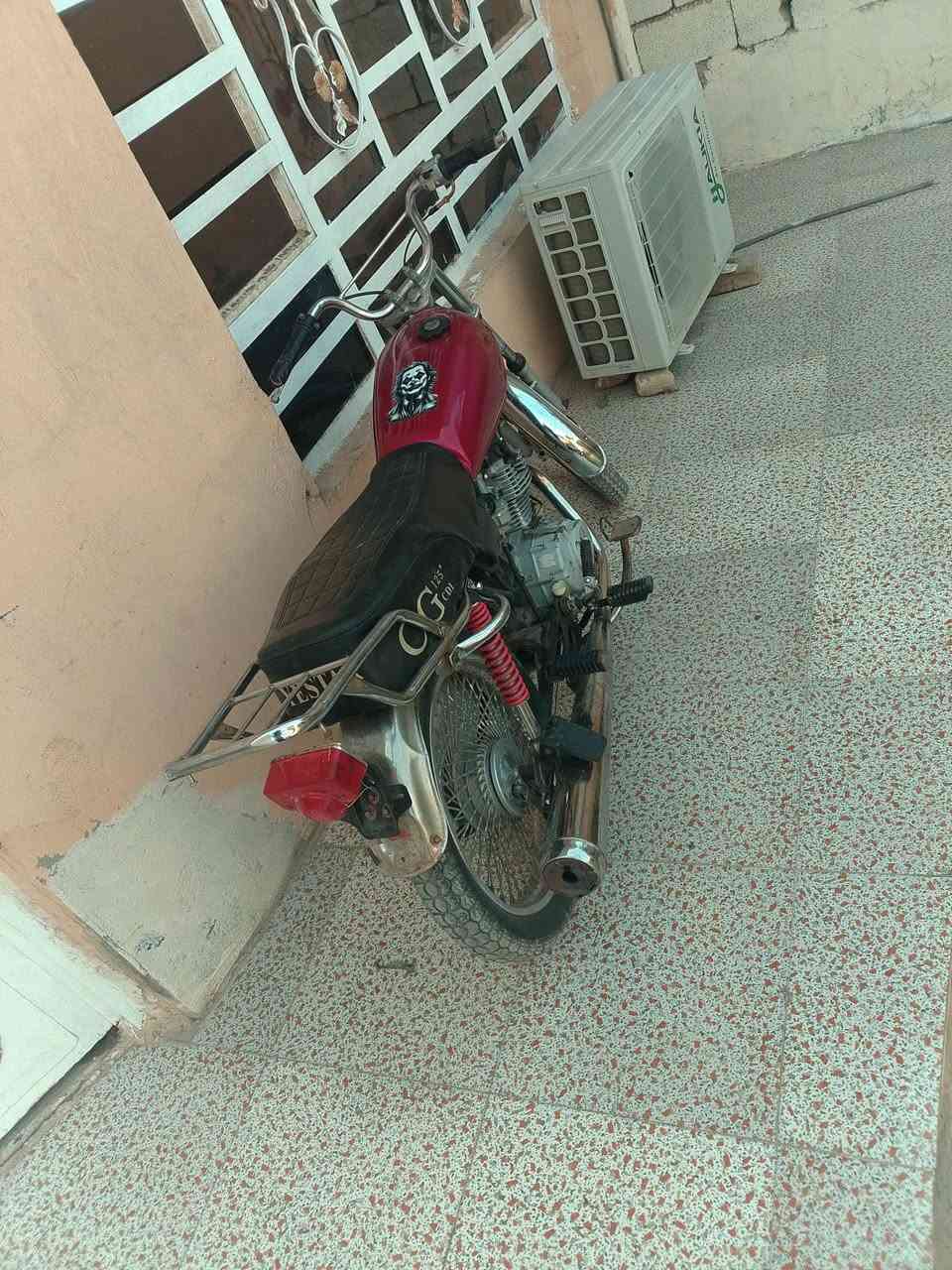 السلام عليكم دراجه تايكر موديل 19 اوراق مابيه بس مكفوله من سرقه دراجه مكينه حلوه شلعته حلوه 
غراضه كلهن موجودات لايت والعداد واربع اشاير كلهن موجودات مكاني ديالى بعقوبه 
سعر 250 قفل 
***********
