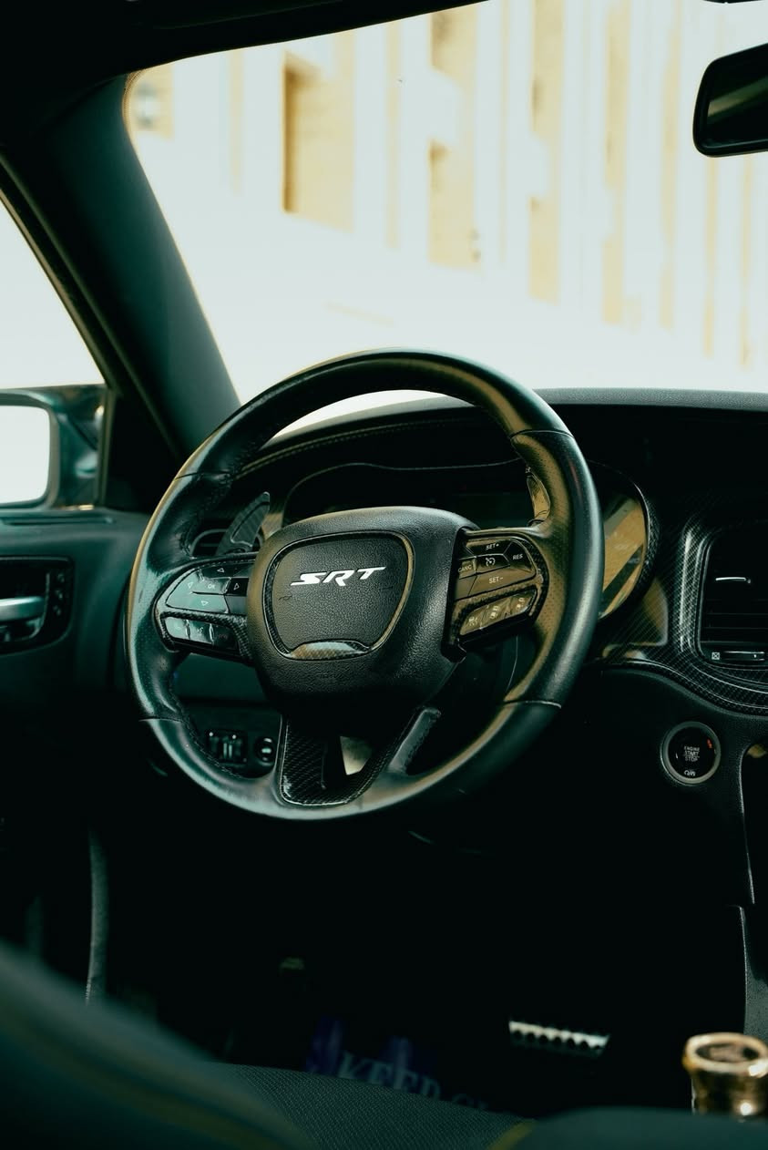 المحرك :5.7L.    .v8
الموديل 17
دايتونه فولل للاخير  
العداد : 118.188 كم
سياره جديده
لون احمر كرزي
رقم بغداد مميز 
هزه جديده 
سنويه حديده

المواصفات 
نسخه RT PLUS
نقطه عمياء
حساسات خلفي
رادار جانبي مع مانع تصادم
فجوج برمبو بلادي
بوابات اكزوز 300$
صدر تخم امامي وخلفي شديته قبل شهر
دبلات تخم جديد اصلي
برمجه مصطفى ايكل
شاشه كبيره 
سستم صوت الپاين مع سماعات پريميومً
ويل قياس 20انج
مصابيح اماميه زنون 
كشافات الضباب زنون 
فتحه سقف (سلايد)
مقاعد رياضيه مع الجلد الفاخر 
المقاعد الاماميه كهربائيه
ذاكره لحفظ وضعيات الجلوس (ميموري)
مقاعد امامي تبريد وتدفئه 
تشغيل عن بعد
ستيرن كهربائي 
تدفئه ستيرن 
محدد سرعه 
تليفون بلوتوث
كامرا خلفيه
مرايا متحسسه الاضائه العاليه
كير شفتر بالستيرن
دخول ذكي (بصمه)
رادار امامي 
 اهواي مواصفات بيه
كير ومكينه مكفولات كفاله عامه 
صور الحادث مرفوقه

  

مكان السياره  كوت واسط
الرقم ***********
