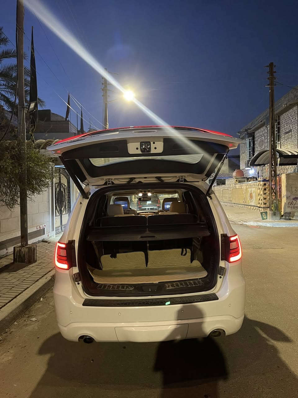 السلام عليكم
دودج دورانكو 2019 Gt plus خليجي 
وكالة هارلم
تقريبا فول مواصفات
نقاط عمياء
ثلاث شاشات
سلايت روف 
اشاير بالمري
صندوق كهرباء
خزن كشن
مري قلاب
كشنات جلد
هوك خلفي
ليد زنون بلادي
ماشية 85000 كيلو متر
وباقي المواصفات معروفة بالنسبة للدورانجو
مواصفات الGt plus غني عن التعريف 
بيها تكحيلات وامور بسيطة مع اطلاقات نارية طائشة بسبب نزاع عشائري بالباب وتم عملها بصورة صحيحة موضحة بالصور 
رقم اربيل منتهية السنوية بشهر الثامن بإسم شركة
السعر 300 وبيه مجال 
العنوان : بصرة
للاستفسار: ***********
