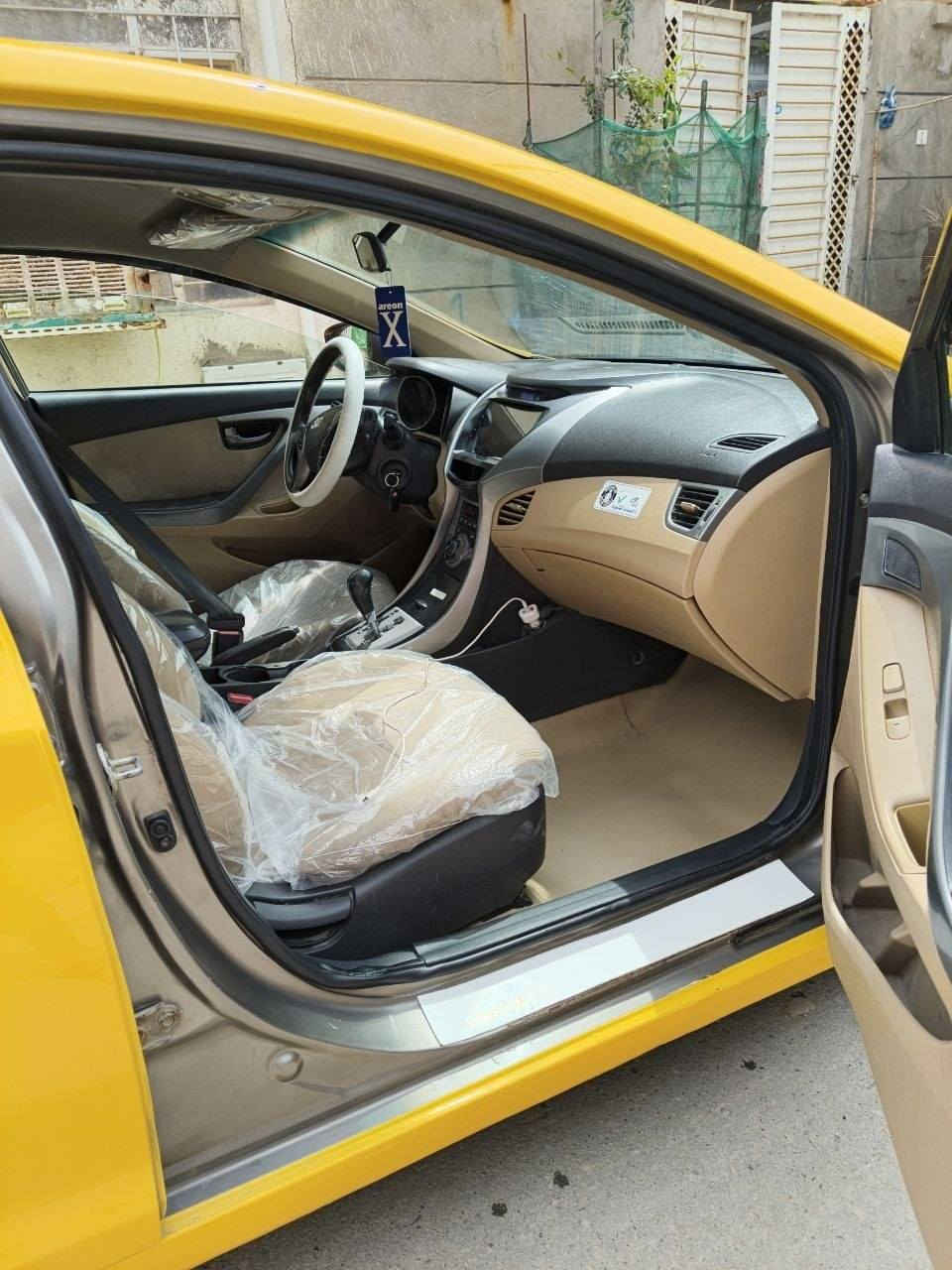 سلام عليكم
الانتر 13
حادثه باب خلف صدر معمر نفسه 

مكينه وكير وصدر وتايرات وتبريد خير من لله سياره جاهزه

داخل عسلي 
تدفئه ب لكشن 
سياره صبغه جديده قبل شهر طلعت 

بسمي  مصفره هيئه وغرمات 
رقم نكليزي

مكاني بغداد 
السعر 
95
***********
