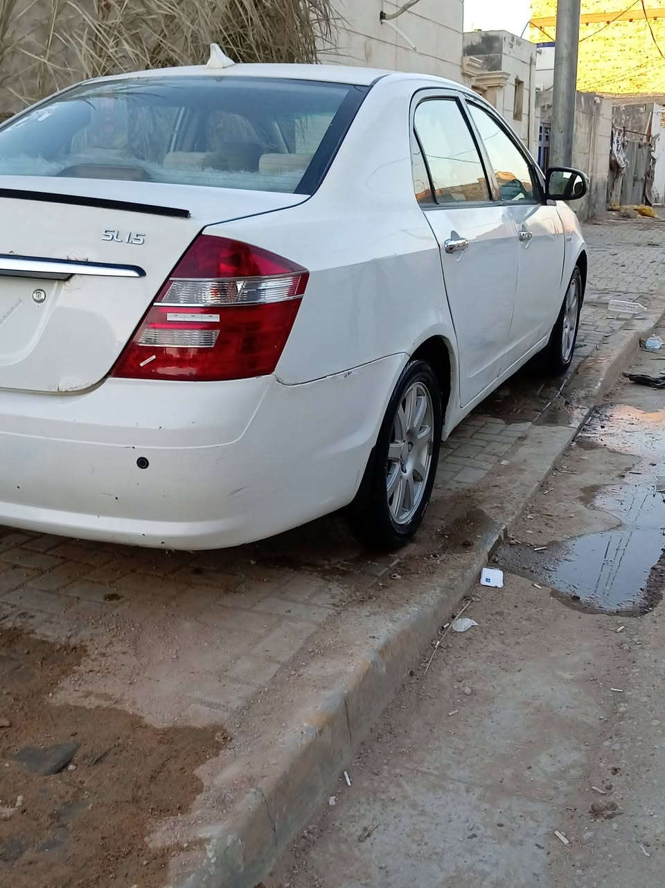 السلام عليكم سياره جيلي موبل للبيع موديل 2013 سنويه لل ٢٧ رقم بغداد انكليزي  سياره بيهه باب العبري مبدل مكينه جديده حداديه زينه كير زين مشتري من المالك الشرعي مالكهه بديوانيه مكاني ديوانيه حي الصدر الرابع قرب مدرست العراق والسعر ب 45 وبيهه مجال وهاذا رقمي ***********
