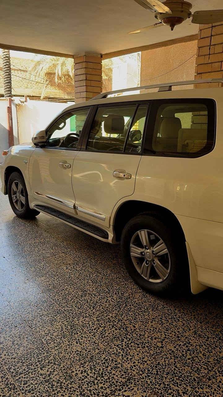 سلام عليكم للبيع 
لاندكروز GX-R
موديل :2015
ماشية : 162 KM
المواصفات 
فتحة 
بصمه 
كشنات كهرباء 
كشنات جلد 
داخل بيجي 
تحكم ستيرن 
صاجات 
 3 قطع تبريد 
 7 راكب 
حساسات امامية + خلفية 
لايت زنون 
بلوجكتور 
زراك لايت 
لد امامي 
هوك سحب 
فور ويل 4x4
المكينة 8 سلندر 4700
مري شفط كهرباء 
اشاير بالمري 
دوسات 
ويل كب كروم 
نيكلات 
ويل كب كروم 
بصمة عدد 2 
(رقم اربيل )
ملاحظة:  السيارة بيها قطعتين صبغ فقط 
                                    سونار مرفق ويه صور 
((السيارة جديدة جداً بدون اي نقص تخم تاير جديد صدر جديد بدون اي ملاحظات))
السعر : 405 وبيها مجال بسيط 
العنوان : صلاح الدين دجيل 
للاستفسار
 ***********
