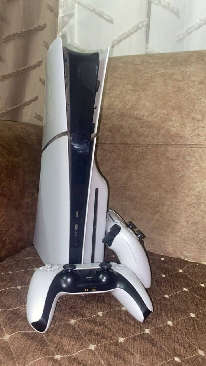 السلام عليكم
PS5 سلم ياباني 1 تيرا
 للبيع استعمال شهرين 
متووفرة ويا 
كارتونة الجهاز الاصلية
يدات اصليات عدد 2
قرص GTA5
كيبلات تووصيل 
السعر 1250 الف
مليون وميتين وخمسين الف 
وبي مجال بسيط للشراي مو شراي رجاء اخوي لتخابر 
التواصل واتساب ***********
