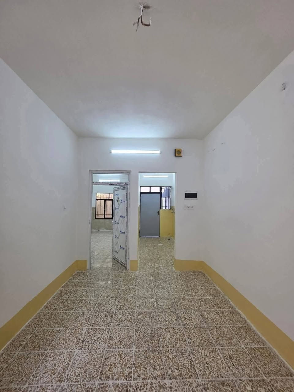 ⚜️مكتب البلديات للعقار⚜️

للبيع دار سكني سند طابو في حي السماح الثانية 
قرب مشروع الماء الثاني
المساحة ١٠٠م طابق واحد (( محدث بالكامل )) على شارع ١٥م
غرفة نوم وهول واستقبال ومطبخ وصحيات وكراج سيارة
السعر ٦٥ مليون
للاستفسار الإتصال☎️ *********** ☎️ ***********
عنوان المكتب / الموصل حي المشراق فرع مطعم طماطة2
