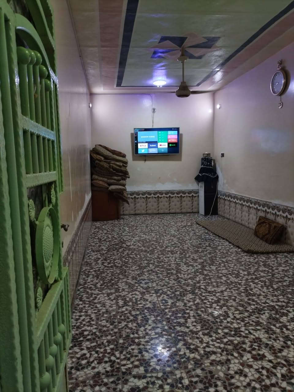 من رخصت الادمن
بيت للييع  ورة الكراج الجديد الموحدة
 مساحة البيت 480 متر 
يتكون البيت عرفتين نوم مطبخ وصاله و استقبال 7 امتار صحيات خارجية وداخليه بيتونة
 للاستفسار الاتصال علرقم
 ***********
