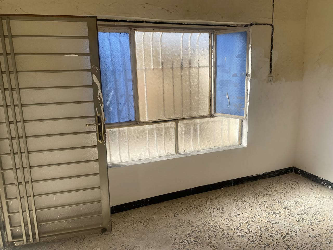 بيت للبيع في الحي العسكري طالبو صرف مساحته 210 متر طابق واحد  غرفتين وكلدور وهول وبراني ومطبخ وحمام  وصحيات خارجية وحديقة باقي التفاصيل اتصل على***********
