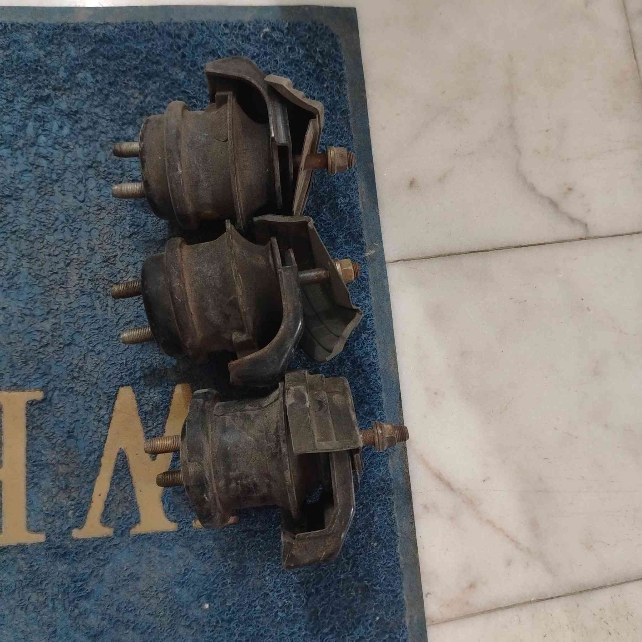 سلام عليكم للبيع غراض ملكه زوج الايتات كرستال جهت سايق بيه كسره عوزه تبديل جامه دركه عادي دجات مكينه دي فور دعاميه ملكه ماميه لون سلفريه كلجات دي فور جبير كاردن كامله كلمن وسعره عنوان ناصريه رقم الهاتف ***********
