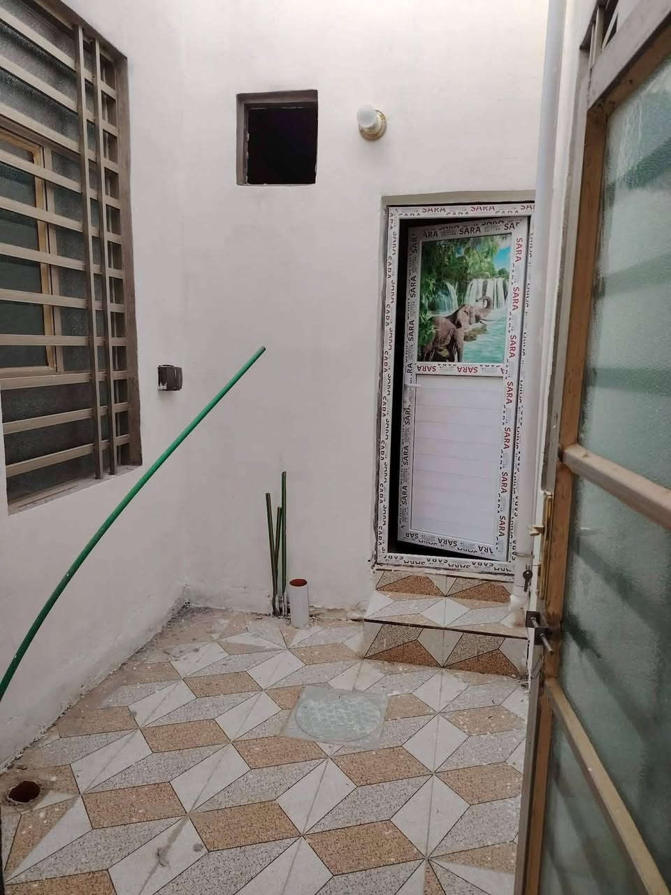 السلام عليكم يعلن مكتب بركات الصدرين للعقار والمقاولات العامه
بيت للبيع زراعي المساحه 200متر
يتكون غرفتين5x6/وصاله5x10
ومطبخ4x6/وحمامات داخليه عدد2
وستقبال4x9وحمامات خارجيه عدد2
بناء بلوك الطفيلي  صب كونكريت مركزي مختبر درجه اولئ الاساس والسقف سيراميك اسباني الارضيه بورسلين هندي شغله كله ماده كلو درجه اولئ بيبان وشبابيك ثقيل جنل كهرباء ثري فيز مولد ذهبي ماء للصطح بدون ماطور  بيت مرتب وحلو مال جناي السعر 45 وبيه مجال
المكان النجف الاشرف شارع كربلاء نجف صوب يا علي مقابيل عامود 134 يبعد عن الشارع العام 200متر فقط  نجف عمود 134 الاتصال على الرقم او مراسله ***********
