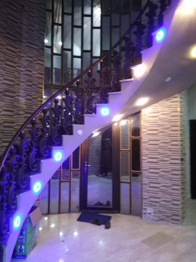 دار فخم في حي الوفاء يتكون من ثلاث طوابق.. الطابق الاخير عبارة عن سطح مسقف بالكامل بواجهة زجاجية رائعة.
المساحة 200 م .. مساحة البناء 180 م
يحتوي على 6 صحيات .. صحيات خارجية.. صحيات في كلدور الاستقبال.. صحيات في المنور (مرافق).. صحيات رئيسية في الطابق الارضي والطابق الاول وصحيات ثانوية (مرافق) في نفس الطابق
الطابق الارضي: 
طارمة وصحيات خارحية (حمام وتواليت)..كلدور وصحيات (حمام وتواليت) واستقبال واسعة وديكورات رائعة (سحبة وانارة ونقوش حائط وورق جدران ذو ذوق مميز. 
باب دفترية رباعية مفتوحة على الصالة.. صالة رائعة وواسعة ودرج بتصميم مميز جداً وانارة ديكورية وايضا نقوش حائط وسحبات وورق جدار بذوق مميز.. مطبخ واسع مع كاونتر كامل بذوق عصري.. منور له بابان باب من المطبخ وباب من الصالة ويحتوي على صحيات (تواليت) .. غرفتين منام 4*5 وصحيات رئيسية .
الطابق الاول: 
اربع غرف النوم بمساحات كبيرة احداها مزود بكل ما يلزم المطبخ من تأسيسات صحية (يعني ترهم غرفة نوم وترهم مطبخ) واخرى تحتوي على مخزن مع صالة كبيرة وصحيات رئيسية وتواليت ثانوي. 
الطابق الثاني: 
سطح مسقف بالكامل بواجهة زجاجية جميلة وخزانات مياة عدد 2 مع جهاز بوستر وبيتونه كبيرة تصلح مخزن لها بابان للسطح.  
صبة الدار رفت والسقوف صب خرساني (خباطة مركزية) والارضيات كلها مرمر والابواب الداخلية تركية وابواب المطبخ HDF بلون صاجي مميز والمطبخ سيراميك للسقف والحائط الجانبي للدار ملبوخ بالكامل منعا للرطوبة. 
حي الوفاء من الاحياء المتكاملة الخدمات في كربلاء المقدسة.. تبليط مجاري مدارس سوق مركز صحي مركز شرطة .
السعر المطلوب 400 مليون قابل للتفاوض. 
لمن يرغم بالتفاوض او الاستفسار الاتصال على الارقام التالية

*********** واتساب
*********** واتساب
