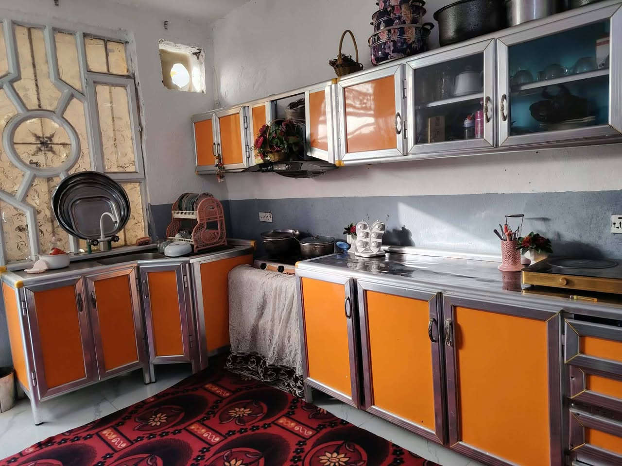 للبيع بيت بشارع حسينية البتول مساحه 200متر يبعد عن شارع 400متر غرفتين وصاله ومطبخ استقبال وصحيات للاستفسار ***********
*********** سعر 40وبي مجال
