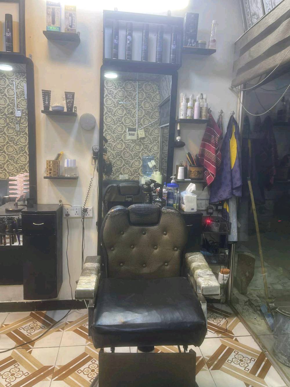 صالون حلاقة للبيع مع جميع الكراسي والمرايا الموجودة حالياً. الكراسي تصميم كلاسيكي مريح ومناسب لجميع أنواع القصات. المحل جاهز للاستعمال الفوري مع وجود جميع مستلزمات الحلاقة كالمرايا والإضاءة والاكسسوارات الضرورية.