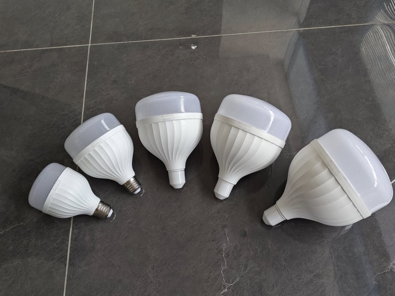 Led Bulb series .
100-265V / 165-265V 80% power 
2years guarantee


**إذا كنت صاحب هذا الإعلان وتريد حذفه لأي سبب، رجاءا أرسل رسالة إلى الدعم الفني**