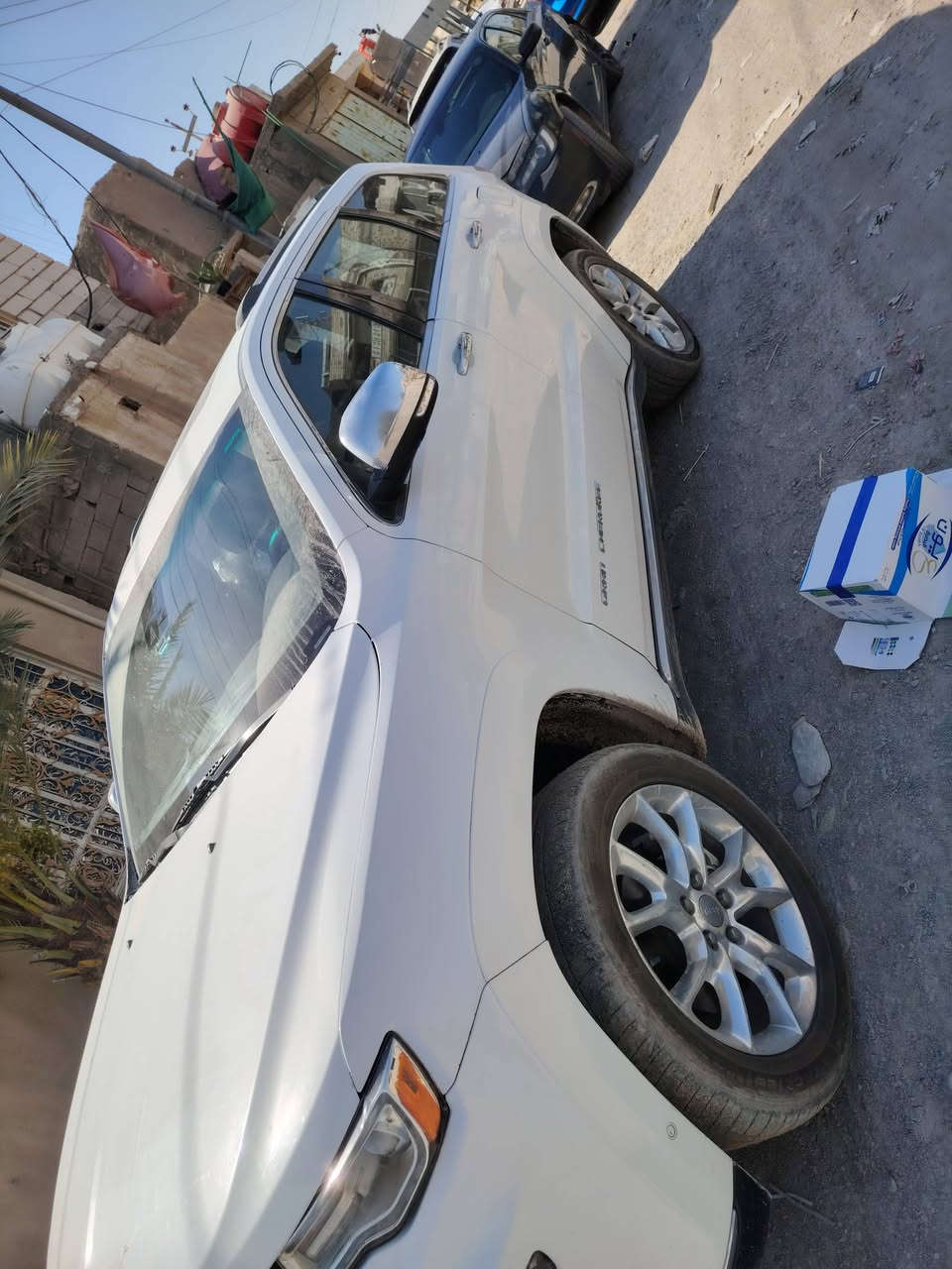 جيب كراند شيروكي امريكي شكل 201‪7
الحادث حالوب صفحت السايق مع البنيد وتم تبديل البنيد و ضربه  بل باب الخلفي عكس السايق معدله 

حداديه جديده كامله ما ناقصها شي 

مشروع وطني السنويه 202‪7

المواصفات 

1- جيب كراند شيروكي 201‪4 SUMMIT 

2- محرك 8V 570‪0

3- بصمة باب وبصمة تشغيل وتشغيل عن بعد 

4- قمارة السيارة بانوراما كامله 

5- مرايا جانبية نيكل مع شفط مع ترحيب كهربائي 

6- ويل ستيل SUMMIT اصلي مع طقم تايرت جديد

الحجم 20

7- لايتات زينون اصل عالي وواطي متحرك مع الاستيرن 

8- رادار امامي  وخلفي تفاعلي متعدد الاستخدام مع تنبيه الاسطدام وتنبيه عن وجود حادث امامك 

9- زراكات ماء الايت الامامي

10- حساسات امامي وخلفي جهتين

11- حساسات الاجتياز الجانبية 

12- جنطة كهربائية شفط 

13- اشارات في المرايا الجانبية 

14- غرفة السيارة اسود جلد مختوم summit

15- تحكم كهربائي متكامل

16- المقاعد تدفئة وتبريد كشن 

17- ستيرن كهربائي الحركة مع تحكم جهتين متكامل 

18- شفتات ستيرن للتحكم بالكير العادي 

19- شاشة دشبول كبيرة متعددة الايعازات

20- نظام الدفع الرباعي الفور ويل 4X4

21- نظام التعليق الهوائي ( الجكات ) ثلاث وضعيات

22- سماعات هارمن كاردن 16 سماعه مع المضخم

23- تنته كنتاره شاموا

24- ماوس كهربائي للتحكم في وضعيه القياده

25- كير اوتماتيك 

26- مرئات تعتيم عاكسه للضوء الداخليه و الجانبيه و تدفئه المرئات
ملاحظة : السيارة مزوده بمنظومة غاز شركة لاندريزو البريطانية

السعر $170  مع مجال بسيط

المكان _ البصرة

للتواصل:  ***********
