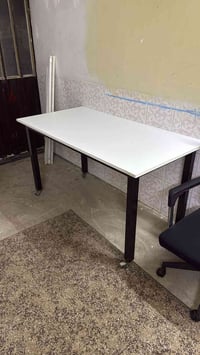 ميز أبيض • رجلين حديد • نضيف جدا