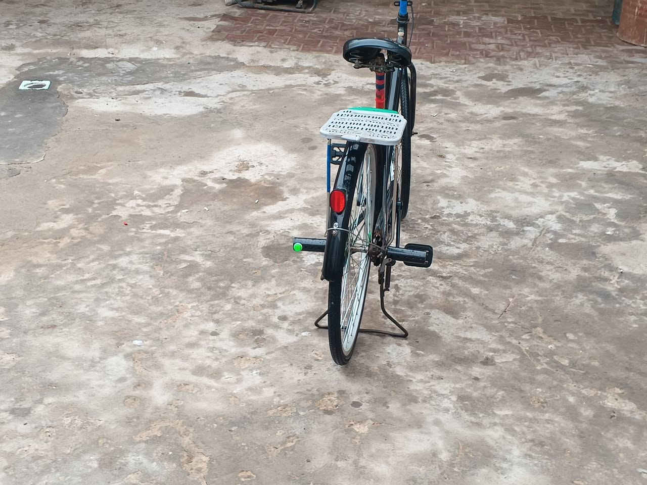 سلام عليكم بايسكل بناتي اللبيع حجم 26 سعر 80 وبي مجال قليل كلش مكان ميسان مغربه رقم  ***********
