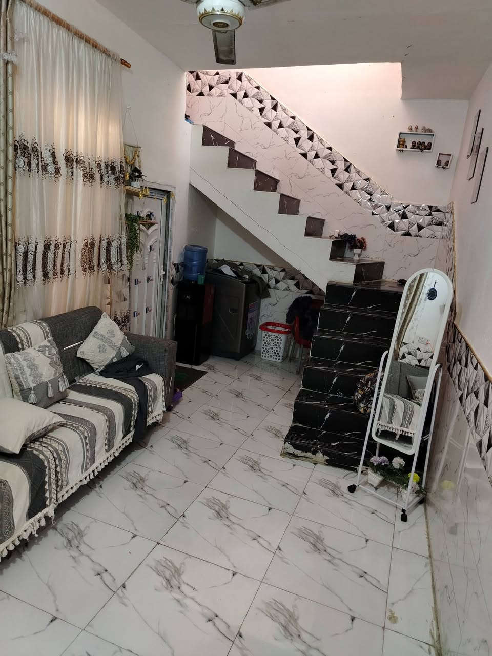 بيت للبيع
المساحة : 100م 
الواجهة : 11
النزال : 9

العنوان :   قرب مولد سيد سجاد الكفيل 

  يحتوي على - حمام داخلي وصحيات - غرفه - استقبال - ومطبخ - وصاله كبيره 
وسطحين 

للتواصل والاستفسار : ***********
او خاص
