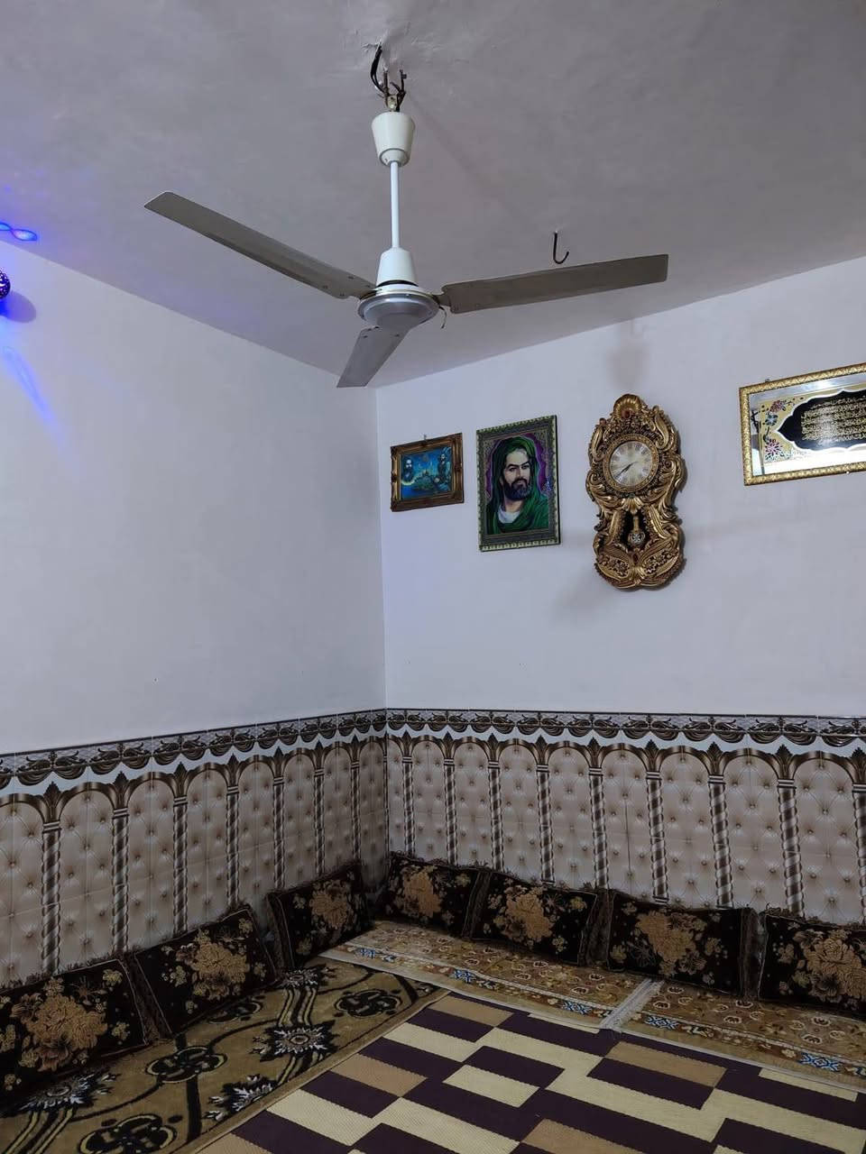 دار للبيع مساحه 100م طابقين الاساس صب البناء ابلوك والسقف صب الطابق الثاني السقف اعكاده يحتوي على صاله ومطبخ ومكشوفه وصحيات داخليه و خارجيه الطابق الثاني غرفتين وصاله وصحيات شارع المطار القديم يم اسواق الامير السعر 35وبي مجال للشراي لاستفسار على الرقم ***********
