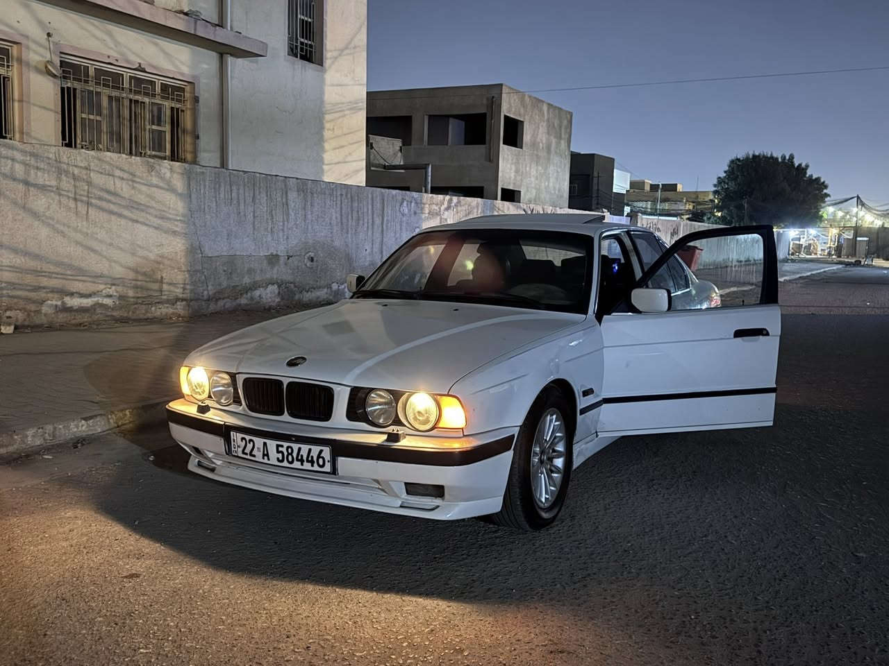 سلام عليكم
BMW 525i موديل 1992
قبل كلشي السياره صبغ شركه ما مصبوغه جماليه 🟥🟥
السياره فول  
بجم عريض  
دعاميات m 
 كراسي جلد و كهرباء
كير اوتوماتيك
فتحه 
دبل ايرباك
دمام
ويل رياضي
سنتر لوك
تبريد ثلج
حماوه ثابته صيف شتاء
السياره جاهزه من فلاتر و دهن و باتري جدد
 زوج تايرات جدد
السياره بيه قطعتين و نص  صبغ فقط + تكحيلات كلش صغار 
السعر ٧١ و بي مجال 
مكاني نجف كوفه 
***********
