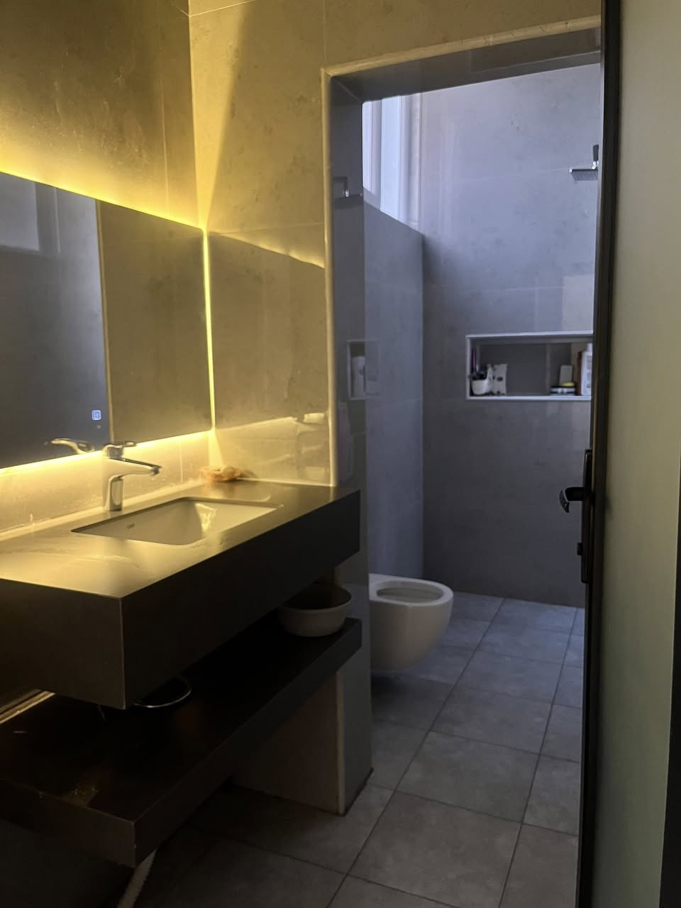 السلام عليكم دار لبيع  حي المرتضى مساحه 200متر البيت رفت 40 سم طابوك الأحمر غرفتين نوم وحده 4ب4 ولثانيه 5ب5ونص صاله 5ب4ستقبال 5ب4صحيات درج مكسر كراج سياره وبي نواقص قليله السعر ب 110 وبي مجال الرقم ***********
