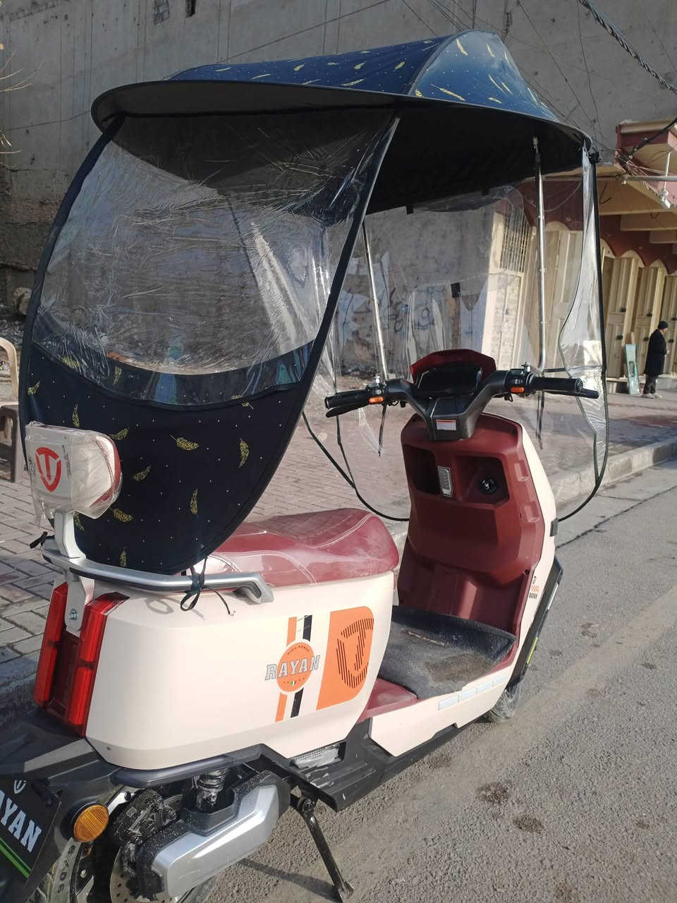 سلام عليكم ماطور شحن  R9 شغال كامل مع ملحقاتو  للبيع ماطور  جديد مستخدم شهر واحد فقط  ***********
