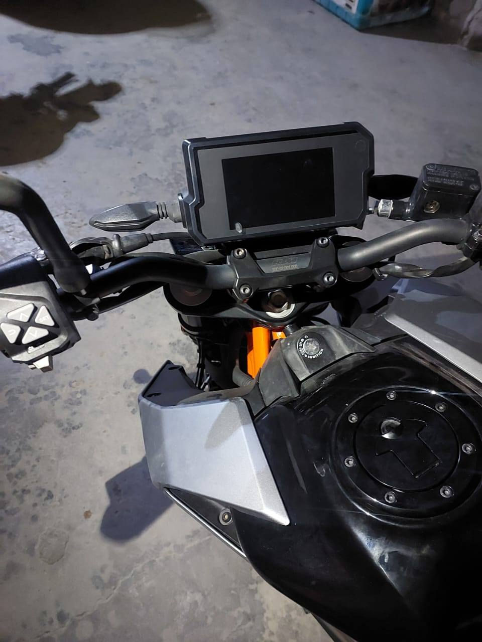 KTM 390cc
عدد الاسطوانات 1 

عدد الدورات بالدقيقه 7000 الف دوره 

ناقل الحركة 6 

نظام التبريد مائي 

سعه الخزان 14,5

نظام الوقود حقن الكتروني 

الوزن 175 kg

نظام ABS Supermoto ABS

سعر الدراجه 6وربع  ملاين 625000000

ماشيه 3000فقط 

رقم للستفسار ***********

مرقم بغداد تحويل ثاني يوم
