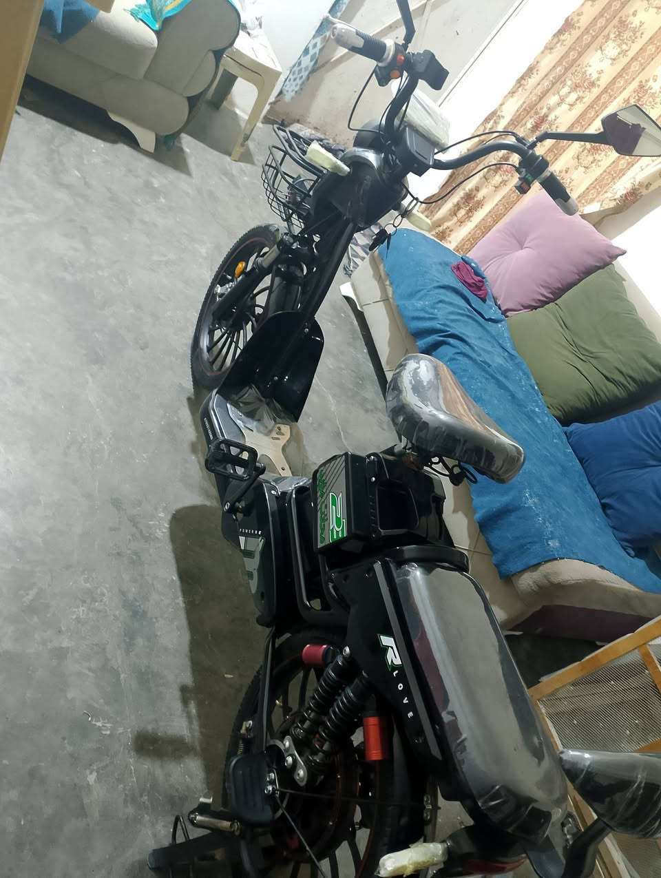 سلام عليكم عندي هاذا موطور شحن جديد بعده اليريده خاص المكان رمادي صوفيه اربع سرع واربع بطاريات مصاله سبوعين وسعر خاص ***********
