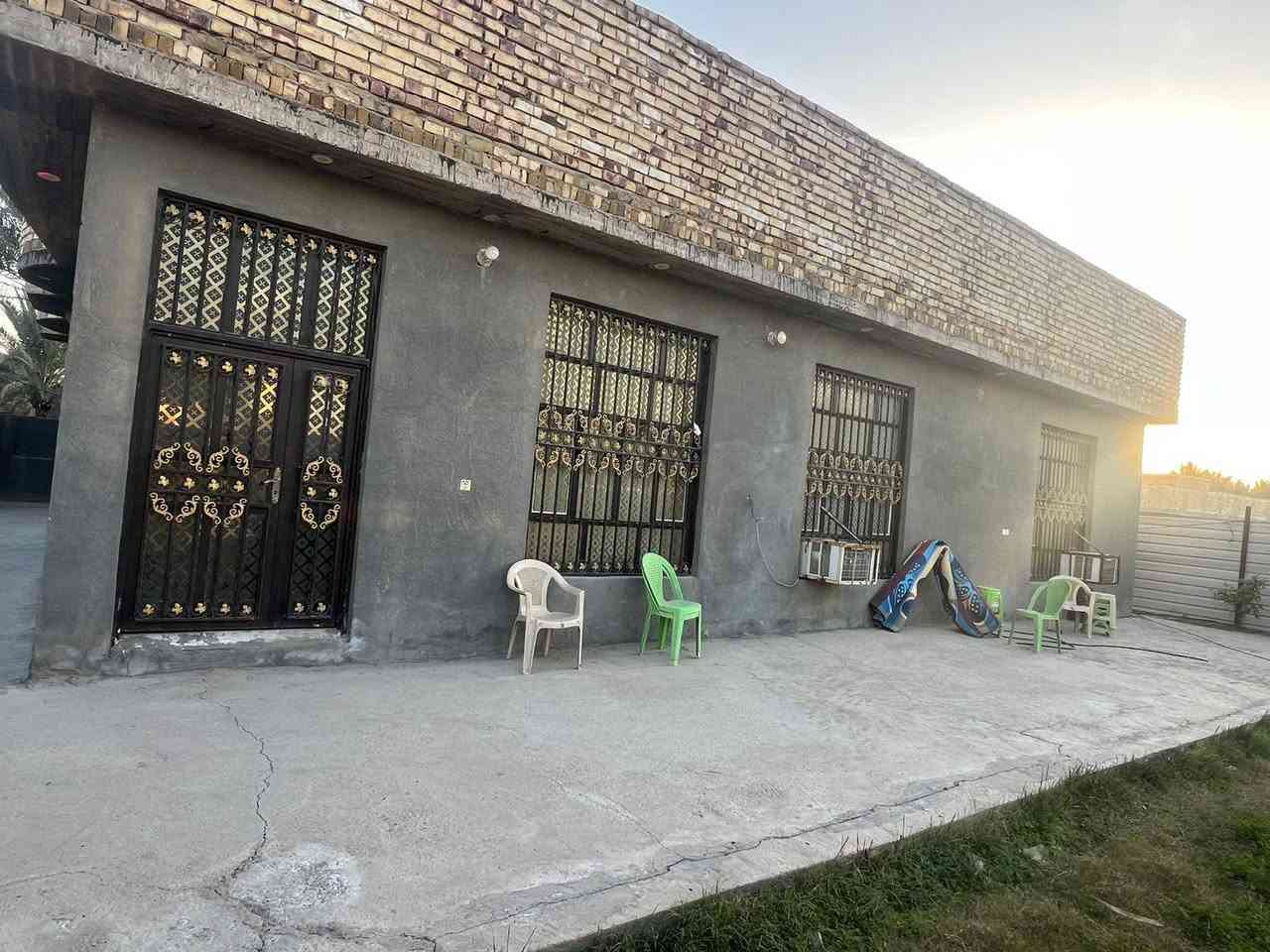 السلام عليكم  الموقع العلاك قرب سيطرة الباشيه خلف محطة ```العلاك``` على شارع تبليط مباشر
بيت للبيع مساحه650 متر 
واجه 30 
بيه ثلاث غرف وصالتين طول بعرض 
بيه مطبخ +مجمع صحيات داخل وخارج 
بيه طابق الثاني غرفه +مجمع صحيات. 
السطح فرشي 
بيه مضيف 10امتار +طارمه +حديقه خارج 
بيت حلو ومرتب وبل على عافيه على ياخذه سنة البناء 2020 
الاستفسار ***********
