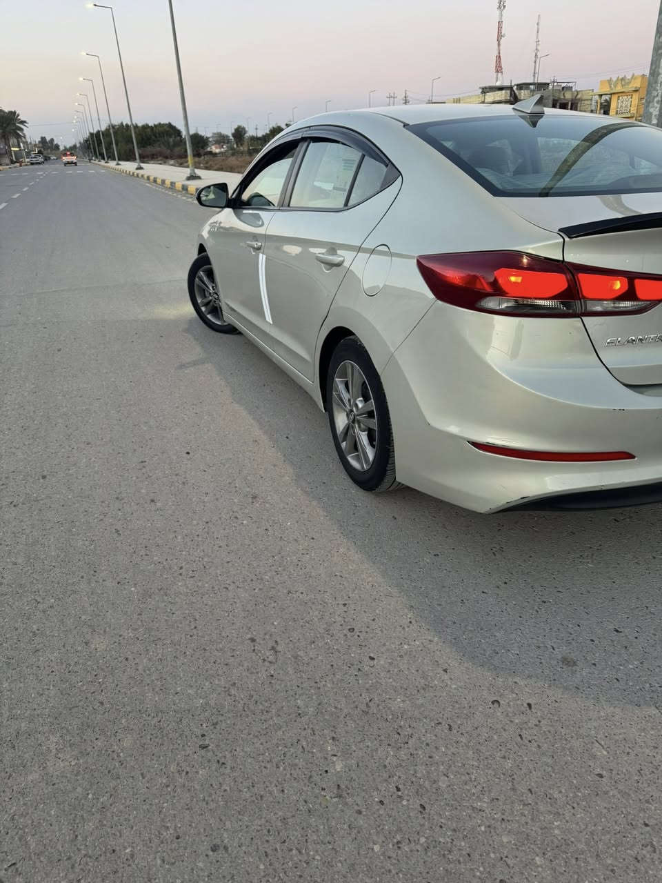 سلام عليكم النتره موديل 2017 وارد امريكي حادثهه بس جاملغ وبنيد السياره جديده مكينه وكير وحداديه وتخم تاير كلهن خير من الله منضومه زنون اصلي السياره احله من الصور رقم شمالي الجديد سنويه جديده 30 راعيهه يمي تريد وكاله او تحويل اني حاضر السعر 118 وبيهه مجال قليل حك الجيه الهاتف ***********
