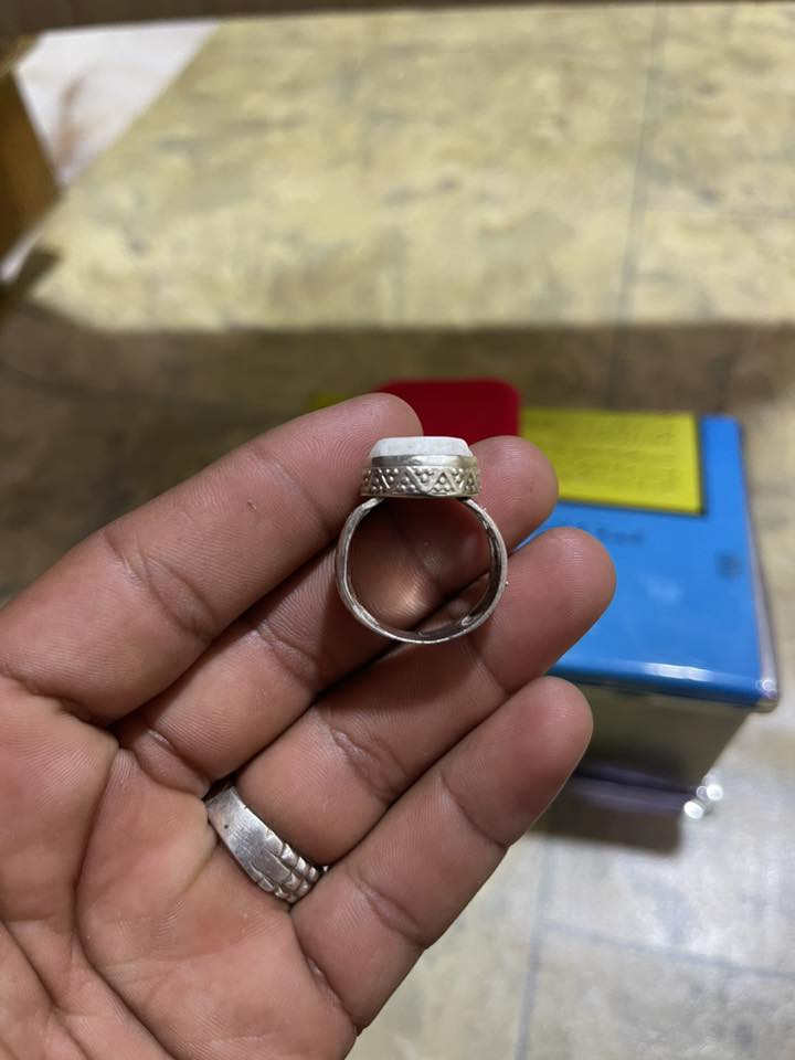 يالله سلام عليكم محابس للبيع واحد عطف بري قديم والثاني عطف بحري والثالث فيروز نيشابوري اصلي ذمه وحجرات سليمانيات قديمات للعلم المحابس كلهن صياغه يدويه مال النجف فضه عيار ٩٢٥الاستفسار على الرقم ***********
