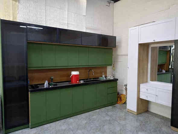 كاونتر داخل MDF وخارج HDF ابواب الملحق الطابق الثاني المنيوم مع انارة +كوارتز طبيعي لون اسود شغل تركي  درجة اولى وليس سوقي مامستعمل فقط جان مشدود بالمعرض يعني للعرض سعرة مليون و200 وبي مجال قليل كاونتر كامل ماناقص شي للتواصل : *********** واتساب او اتصال
