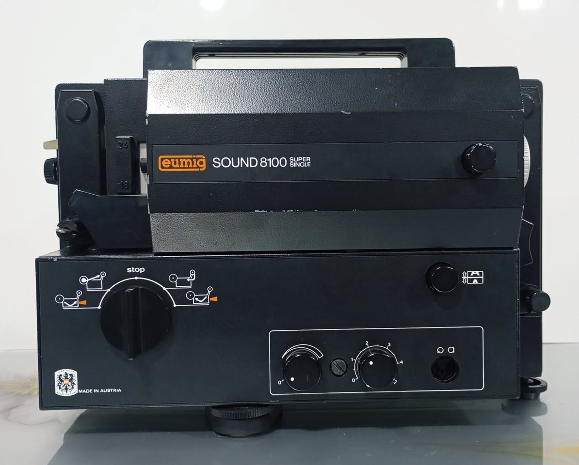 للبيع عارضة سينمائية ٨ملم eumig موديل 8100 ناطقة      السعر ٧٥٠٠٠ ألف يوجد توصيل للمحافظات/***********
