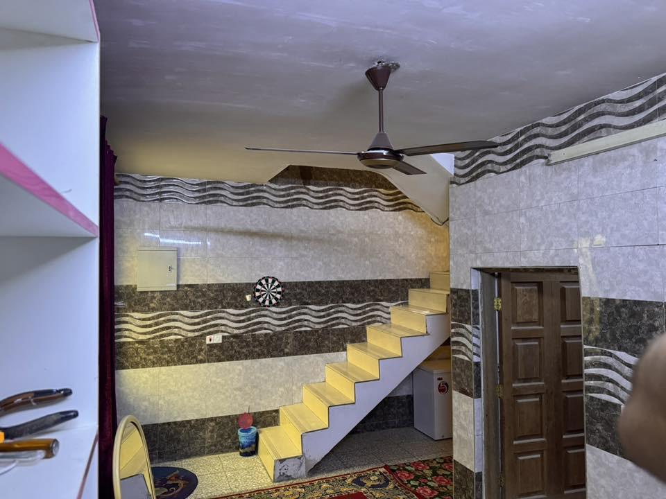 سلام عليكم بيت في حي كوفه شارع صوره الجهه اليسره قرب اسواق ادم اول فرع ع شارع صوره خدمات تبليط مجاري فرع عريض البيت100متر مربع 10+10السعر التصال ع رقم***********
