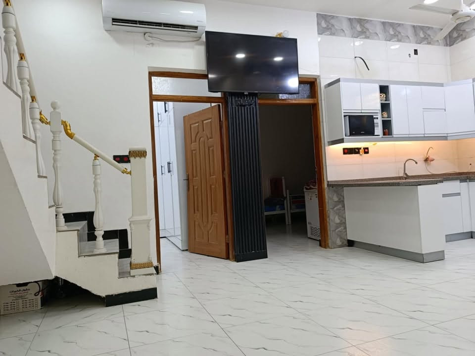🏡 للبيع – بيت سكني بناء حديث (درجة أولى)

📍 الموقع: حي التضحية – خلف شارع العلوة المخضر القديمة.

🔹 المساحة: 100 م²
🔹 المواصفات:

* غرفة نوم
* صالة
* استقبال
* مطبخ
* صحيات داخلية وخارجية
* منور
* سطح كبير

✅ البيت نظيف وفارغ حالياً وجاهز للسكن مباشرة.
✅ يقع على ساحة كبيرة تمنح راحة وسهولة في الوقوف والحركة.
✅ المنطقة مخدومة بالكامل، مع تبليط جديد، أرصفة، وشوارع نظامية، وجميع الخدمات متوفرة.

💰 السعر: 70 مليون دينار قابل للتفاوض.

📞 للاستفسار والمعاينة:
مكتب نجمة الإبداع للعقار

* ***********
* ***********
