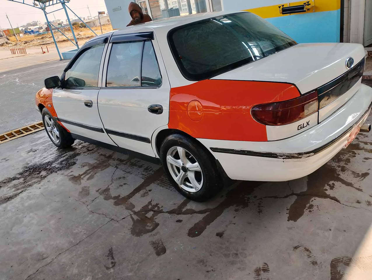 مودێلی 1994 فرۆشتنی خێرا
مـــەکینە 8 بەخ
دەعمی نیە جوار تایەی تازەیە
گەرمی بەشەرتە
هەموو گیانی بەشەرتە
ئـاڕمەکەی ون بوە بەشەرت
بەتامی سەنی

***********

ئـەگەر سەیارەکەت دەفرۆشیت نامە بنێرە با بلاوی کەینەوە لۆت
