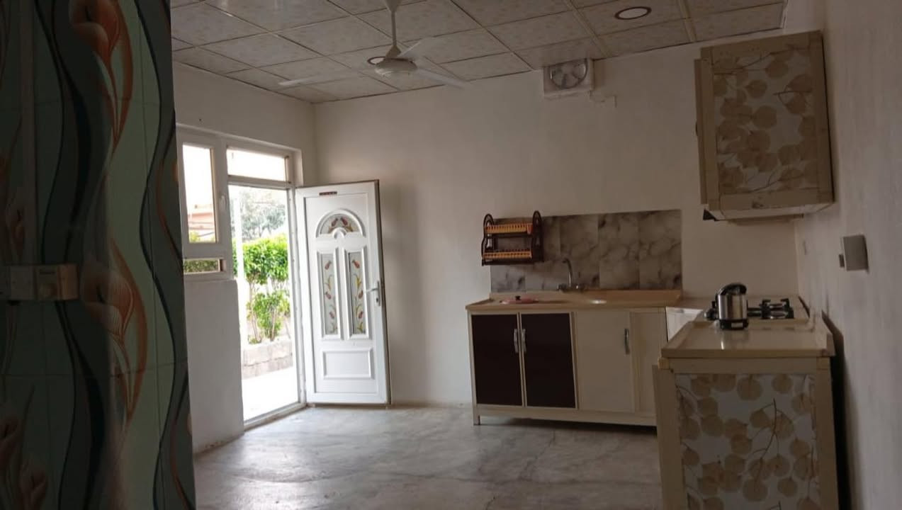 السعر 20 مليون 
بيت للبيع في ملك شاه 
مقابل كراج بغداد 
بيت دور حكومي 
غرفة وحده 
استقبال 
هول 
مطبخ 
صيحات 
مخزن 
حديقه جبيره 
200 متر 
للتواصل ***********
