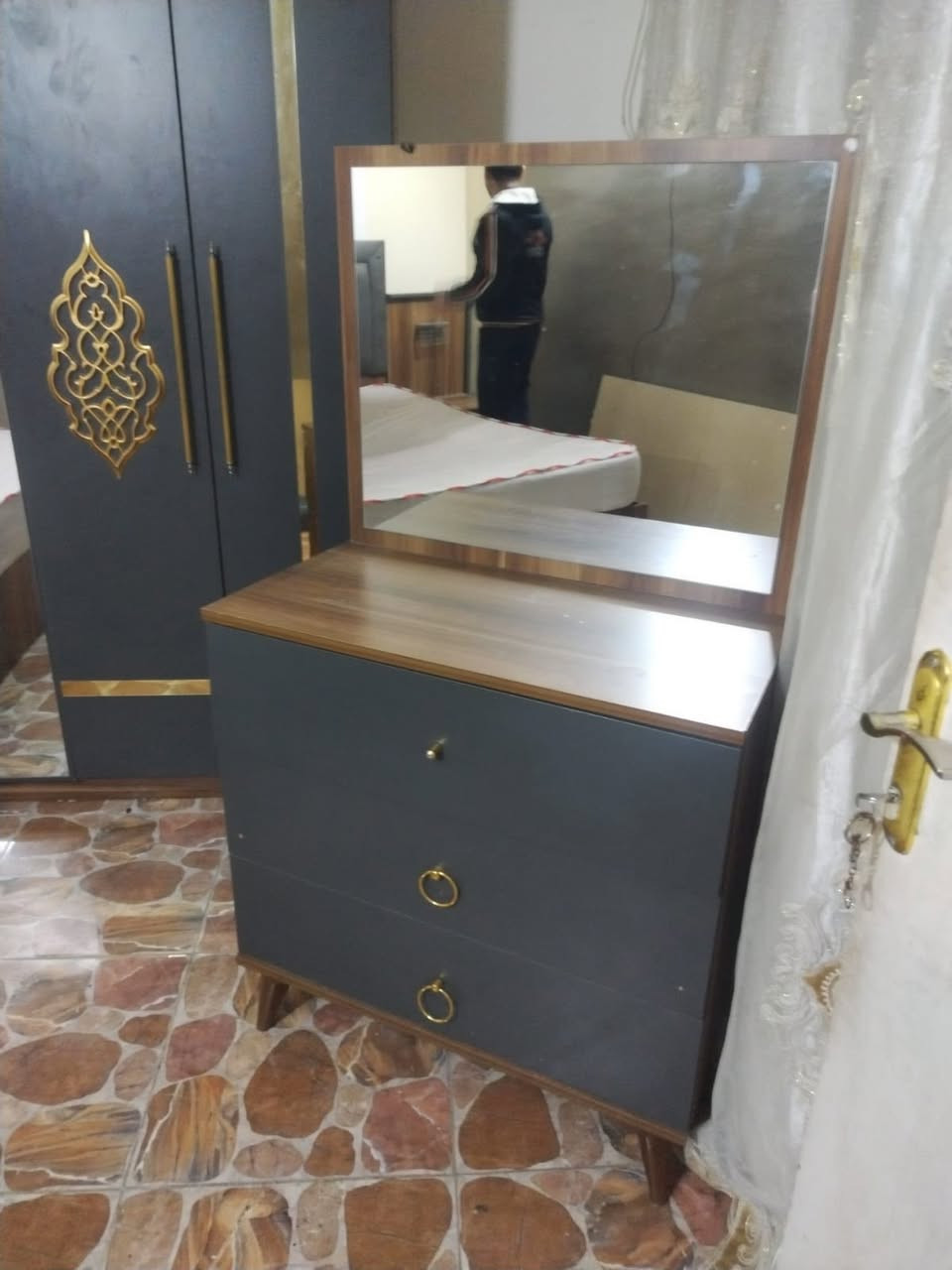 غرفة اخشاب 6 قطع كلش نضيفه دوشكها الطبي الاصلي للبيع بسعر مناسب 
للستفسار ***********
يوجد توصيل ..عنوانه سليمانيه بكرجو شارع عوال مقابيل حديقه كوستجم او مدرسة شنيار للبنات
