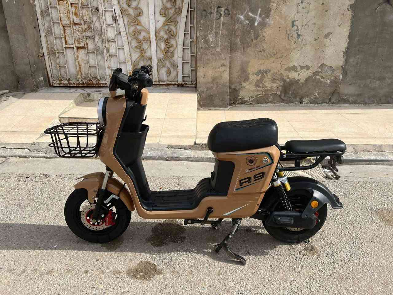 دراجه R9 
موديل 2026 فول مواصفات قفل ستيرن ونظام سرقه ونظام لرجوع للخلف R دبل اشاره هورن 
5بطاريات كل باطاريه 32 
السرعه 109 
4 نمر 
بلوتوث ونفث شحن 
السعر 450 وبيها مجال 
مكاني ناصريه  🔥


**إذا كنت صاحب هذا الإعلان وتريد حذفه لأي سبب، رجاءا أرسل رسالة إلى الدعم الفني**