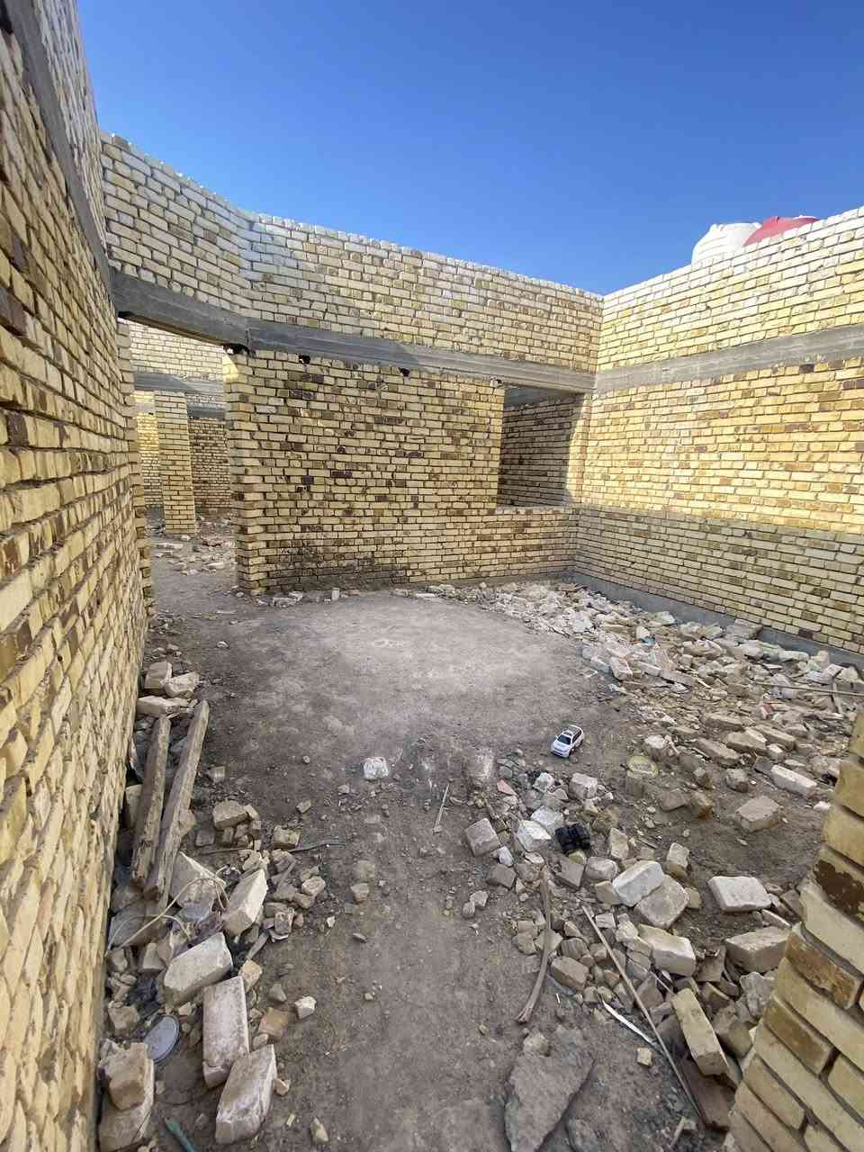 هيكل زراعي خنيطله خلف بيوت سيد مصطفى مباشرتاً يبعد عن الشارع التبليط 50متر المساحه 230م يتكون البناء من غرفتين + صاله +مطبخ+دوانيه+كلدور+صاله +منور+مجمع صحيات داخلي وخارجي+مطبخ حار  السعر 68بي مجال للأستفسار ***********
واتساب ***********
او مراجعه مكتب عقارات البركه خنيطله شارع الكراج العماره الأوله مقابيل الكراج
