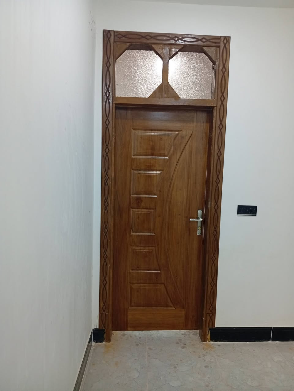 يالله بيت للبيع مساحه 100 متر طابقين متكون من صاله وكلدور ومطبخ و3 غرف نوم 3 مجامع صحيه شارع البيت 15 متر عنوان البيت ورى مول آهل الخير الي بشارع الطهمازيه مباشرتن بنيان حديث غير مسكون طابو صرف وهذا رقمي ***********
