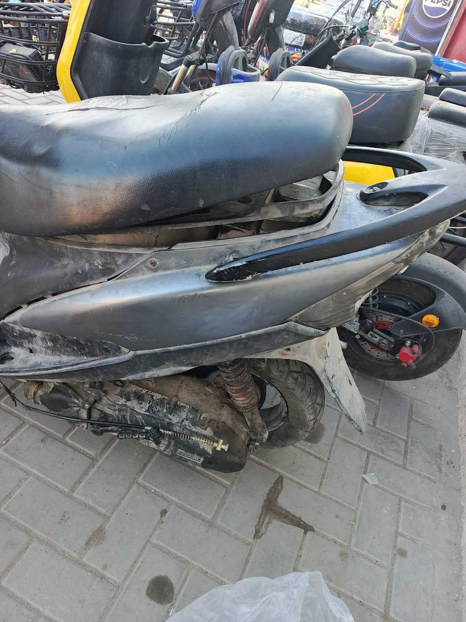 ماكس عدله الدراجه انا مامهتم بيها وحتى ماغاسلها
طفت عندي بشارع 
تاخذها وهي طافيه شنو يطلع بيها ماعرف 
جانت كلش حلو مشيها بس وانا امشي طفت وماشتغلت بعد
السعر 250 والشراي بيها مجال مكفوله
***********
البصره معقل
