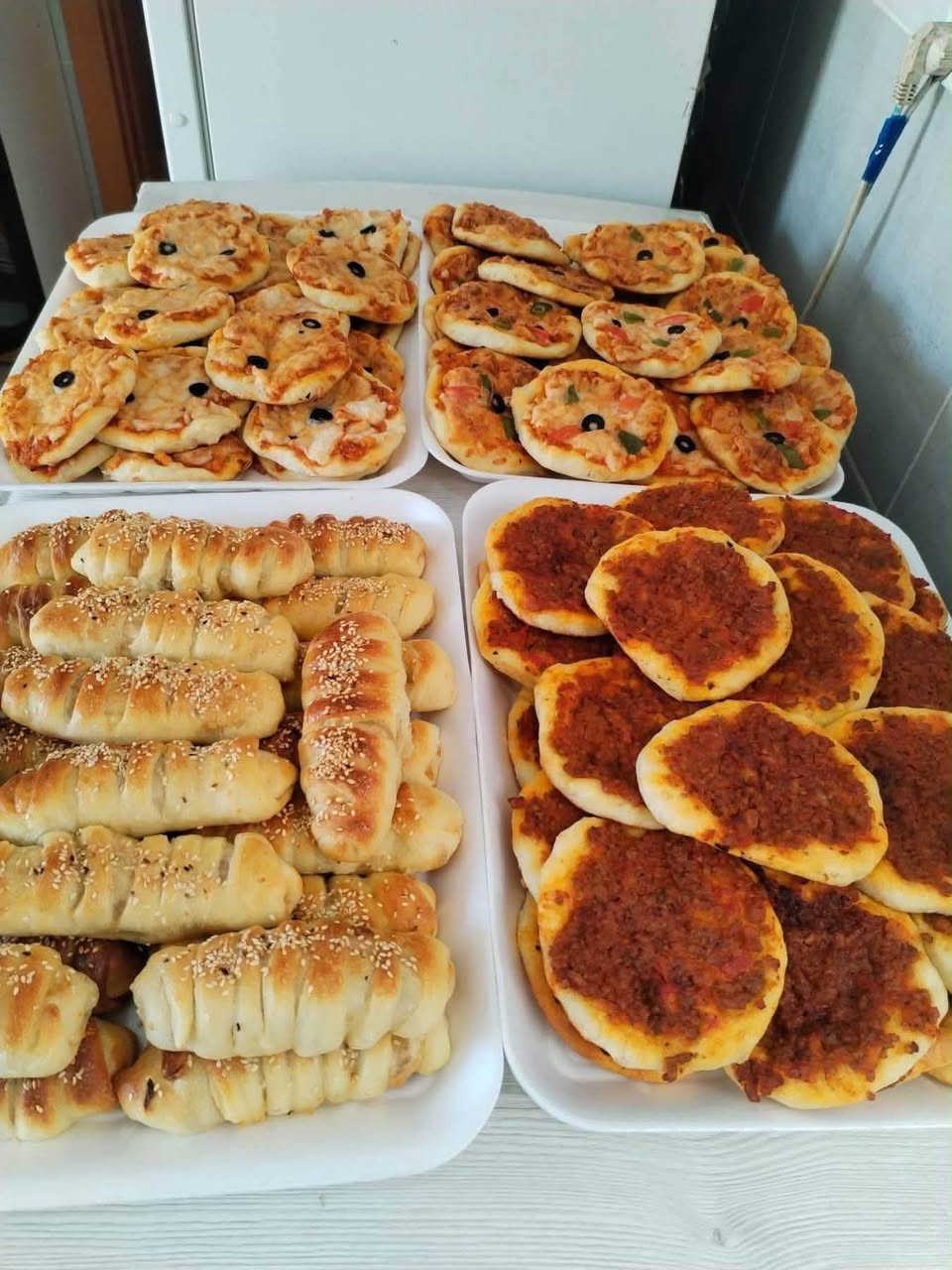 تجهيزات أم شمس للحجز واتساب ***********
فطائر عشرين قطعه بعشره آلاف

لحم بعجين عشرين قطعه بعشره آلاف

مني بيتزا عشرين قطعه بعشره آلاف

والكبه بأنواعها عشرين قطعه بخمسه آلاف

يوجد خدمه توصيل داخل العماره

