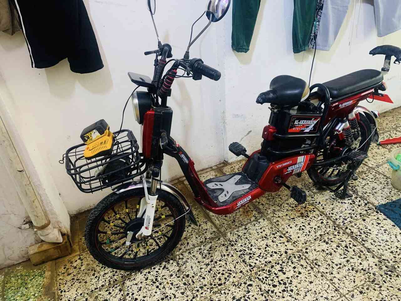 سلام عليكم دراجه شحن نضيفه نضافه واضحه كدامك اي نقص مابي بطاريات 10ونص عل فحص تعال وشوف سعر 250 رقم (***********) مكان الفلوجه حي شرطه
