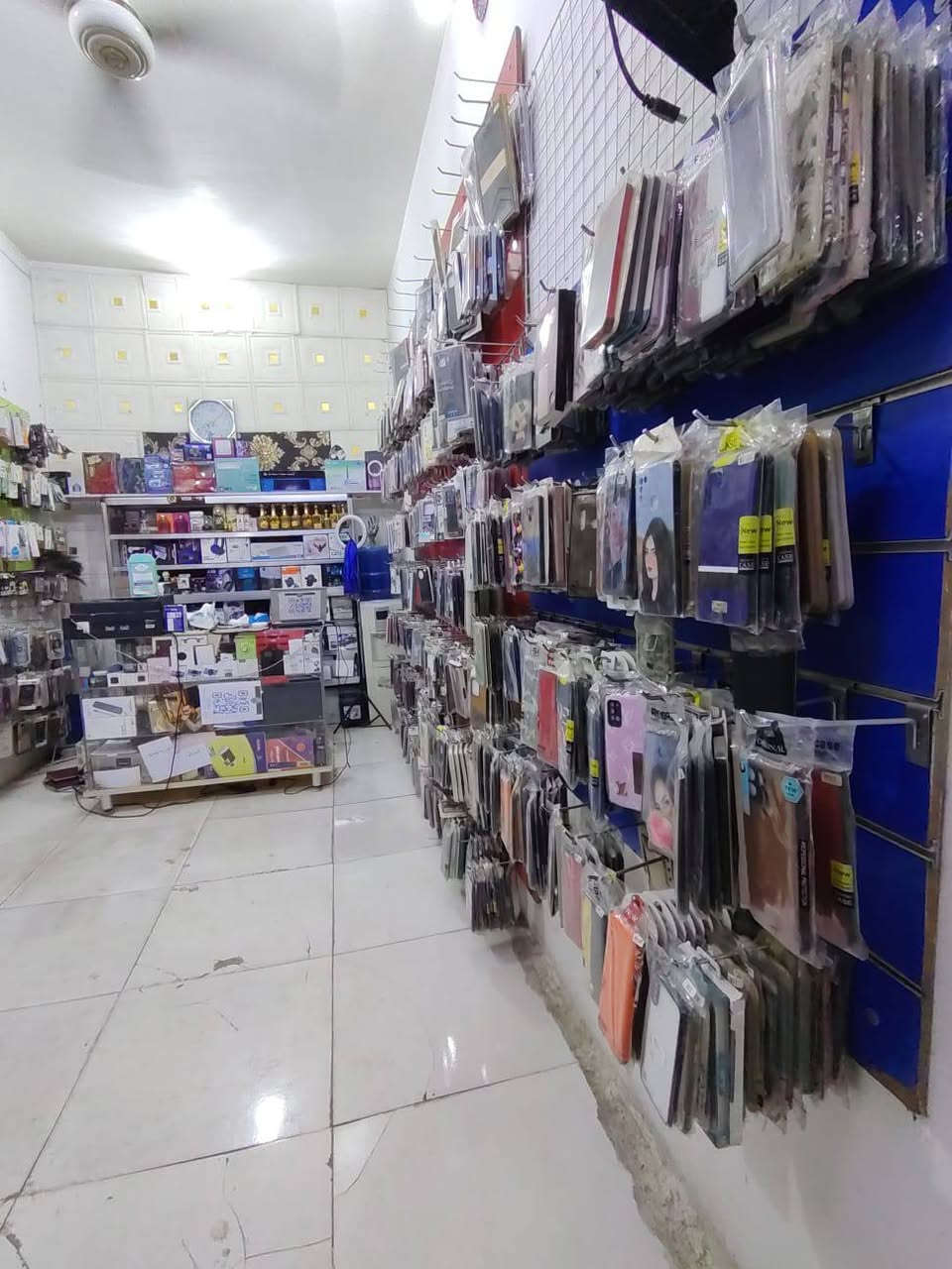 📢 للبيع محل إكسسوارات موبايل وتجهيزات إلكترونية 📢
فرصة مناسبة لأصحاب المشاريع والاستثمار.
🔹 محل مجهز بالكامل ويحتوي على تشكيلة كبيرة من:
كفرات وحمايات موبايل
شواحن وكيبلات
سماعات وإكسسوارات متنوعة
رنكات إضاءة وملحقات إلكترونية
واجهات عرض وتجهيزات المحل كاملة
🔹 المحل مرتب وجاهز للعمل مباشرة بدون الحاجة إلى تجهيزات إضافية. 🔹 يُباع مع البضاعة الموجودة داخل المحل. 🔹 سبب البيع: لعدم التفرغ .
💰 السعر المطلوب: 1,300,000 دينار عراقي فقط
للاستفسار والمشاهدة على الخاص أو الاتصال

***********

كربلاء حي الأطباء قرب مجمع سومر الطبي
